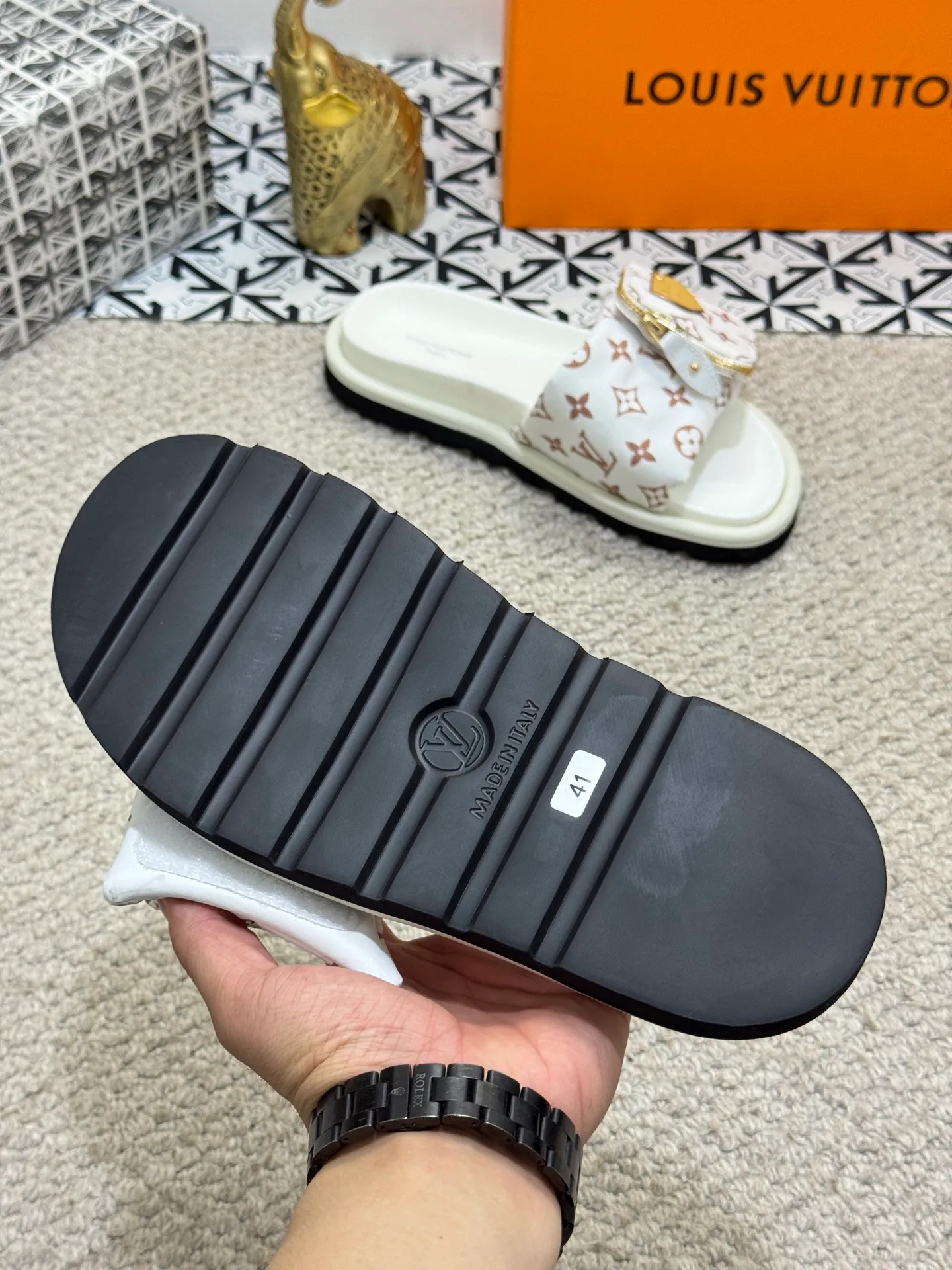 Men's shoes 💰400 [New style] 🦇🦇Top original order [Louis Vuitton] Couple style 👫Spring and summer style🎯🎯As an active family in the fashion industry ⭐ Lv is characterized by bold innovation ⚡Fabric down cloth🔥 Combined outsole, clean and tidy ⚡Fashionable and generous🌹Multiple colors available..Size: 36-44 (45 customized
